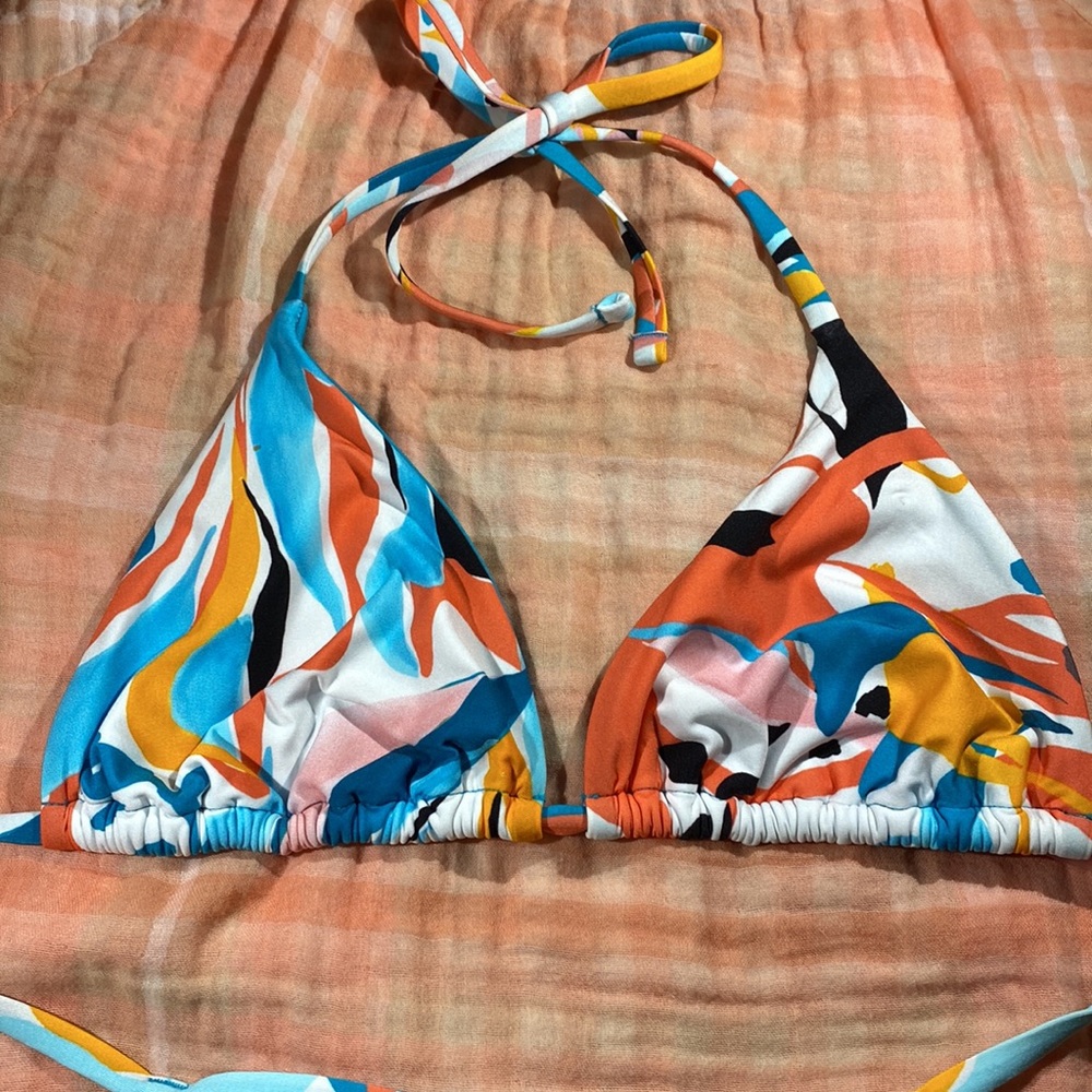 NWT B SWIM Bikini top. Size small multicolored. lined. - Picture 2 of 8
